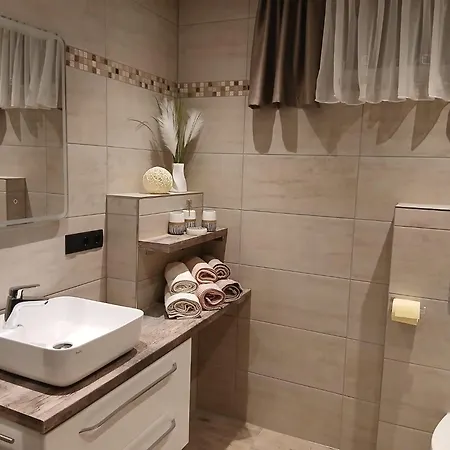 斯坦伯格公寓 *